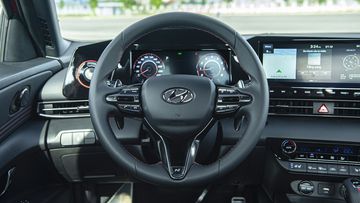 100hyundai-elantra-2024-141928 Phiên bản Elantra N-Line sở hữu vô lăng 3 chấu bọc da với những đường chỉ đỏ thể thao