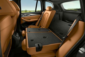 5502234_bmw_x3_va_bmw_x4_nang_cap_giua_vong_doi_2022_ra_mat-3-215326 Hàng ghế 2 của xe có thể gập phẳng từng ghế riêng lẻ, giúp mở rộng dung tích khoang hành lý khi cần thiết.