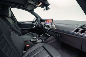 danhgiaxe-com-bmw-thaco-xventure-2024-viet-nam-01657-070700 Da vẫn là vật liệu chủ đạo bên trong cabin của X3.