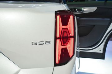 gac-gs8-2024-10-010109 Cụm đèn hậu GAC GS8 2024 cũng mang cá tính độc đáo riêng biệt, lấy cảm hứng từ cây cầu vượt biển hùng vĩ, bề mặt đèn mô phỏng những mặt cắt của kim cương “Ruby Diamond”