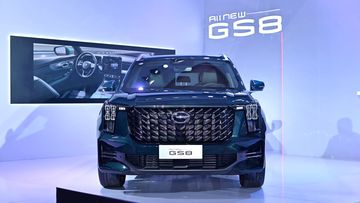 gac-gs8-2024-4-010000 Đầu xe GAC GS8 2024 nổi bật với mặt ca-lăng mở rộng với mặt lưới tản nhiệt được mạ chrome dễ dàng nhận diện trên đường
