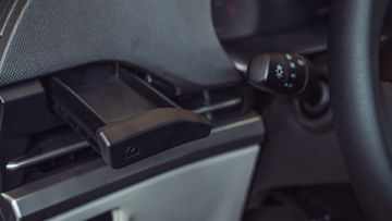 hoc-dung-do-161615 Vị trí ghế lái có thêm hộc đựng đồ nhỏ ở bên trái vô-lăng, giúp tài xế dễ dàng để những vật dụng cần thiết như thẻ xe, tiền