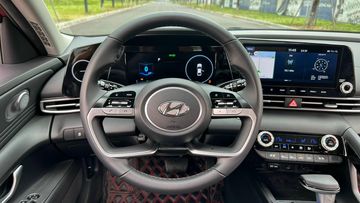 hyundai-elantra-2024-12-142005 Các phiên bản còn lại trang bị tay lái 4 chấu bọc da (Bản tiêu chuẩn bọc nhựa mềm)