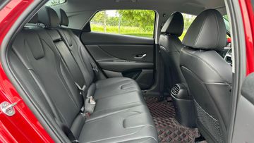 hyundai-elantra-2024-16-143323 Khoảng để chân tăng lên 58 mm kết hợp lưng ghế hơi ngả về sau, có tích hợp bệ tỳ tay và hộc để ly ở ghế giữa, giúp đảm bảo sự thoải mái cho hành khách