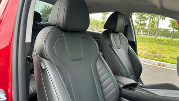 hyundai-elantra-2024-18-143241 Hàng ghế trước trên Hyundai Elantra 2024 thiết kế thể thao, ôm sát lưng người ngồi