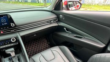 hyundai-elantra-2024-19-141623 Thanh ngăn ở giữa 2 ghế vô tình khiến không gian trông chật chội hơn