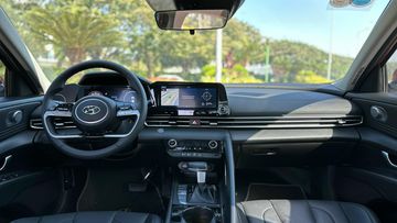 hyundai-elantra-2024-21-141514 Phong cách thiết kế “Streamliner” đem đến cho nội thất xe màn cải tiến theo hướng tươi mới, hiện đại và cao cấp hơn