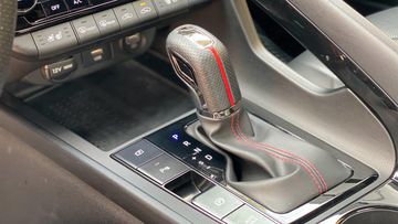 hyundai-elantra-2024-22-142558 Cần số dạng cơ được bọc da