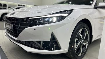 hyundai-elantra-2024-24-135617 Cụm đèn trước vuốt cong đầy quyến rũ, sử dụng công nghệ LED Projector hiện đại ải LED ban ngày sắc sảo chạy viền trên