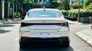 hyundai-elantra-2024-28-140707 Đuôi xe Hyundai Elantra 2024 hiện diện những mảng dập khối nổi thể thao thể hiện sự đồng điệu với tổng thể