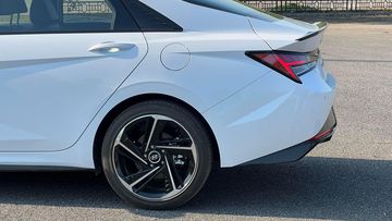 hyundai-elantra-2024-3-140510 Mâm xe Hyundai Elantra 2024 đều là loại hợp kim phay 2 tone màu đối lập với cấu trúc 5 chấu bắt mắt