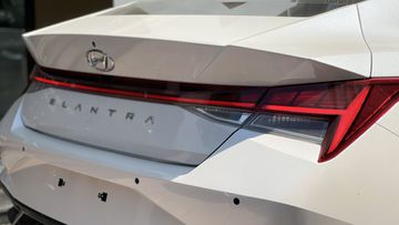hyundai-elantra-2024-3-141117 Cụm đèn hậu LED gây ấn tượng mạnh mẽ nhờ thiết kế tách khoang đẹp mắt