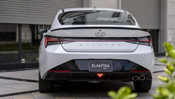hyundai-elantra-2024-4-141400 Khu vực cản sau trên Elantra 2024 bản N-Line được ốp nhựa đen bóng to bản, ôm trọn lấy cặp đèn phản quang
