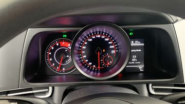hyundai-elantra-2024-7-142527 Riêng phiên bản thấp cấp nhất chỉ sử dụng 2 đồng hồ analog truyền thống kết hợp màn hình màu 4.2 inch