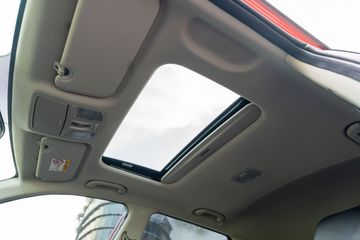 n-i-th-t-2-105451 Ghế lái chỉnh điện, cửa sổ trời là 2 option cao cấp chỉ có trên bản Sonet Premium cao cấp nhất.