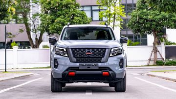 nissan-navara-2024-1-101238 Mặt ca lăng Nissan Navara 2024 vẫn nổi bật với kiểu thiết kế hình thang ngược quen thuộc