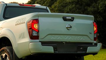 nissan-navara-2024-10-101406 Đuôi xe Nissan Navara 2024 vẫn có thiết kế đơn giản nhưng nổi bật với dòng chữ Navara dập chìm