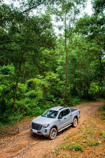 nissan-navara-2024-13-113403 Nissan Navara 2024 cho trải nghiệm êm ái hơn với hệ thống treo sau dạng liên kết đa điểm với lò xo cuộn và ống giảm chấn