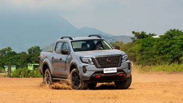 nissan-navara-2024-14-113342 Nissan Navara 2024 tiếp tục trang bị động cơ Turbo kép 2.3L đạt chuẩn khí thải Euro5 mạnh mẽ hàng đầu phân khúc