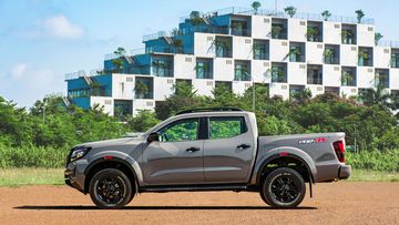 nissan-navara-2024-17-101231 Thiết kế tổng thể Nissan Navara 2024 vẫn giữ được vẻ khỏe khoắn, hiện đại và năng động