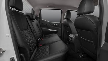 nissan-navara-2024-23-113146 Hàng ghế sau Nissan Navara 2024 vẫn có góc ngả lưng nhỏ, tư thế ngồi sẽ kém thoải mái để di chuyển trên các hành trình dài