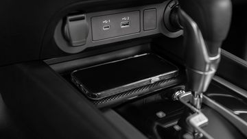 nissan-navara-2024-28-113129 Nissan Navara 2024 đã nâng cấp các cổng sạc USB-C hiện đại hơn và dễ dàng tương thích với các thiết bị công nghệ ra mắt gần đây