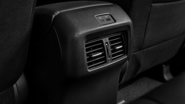 nissan-navara-2024-29-113117 Hệ thống điều hòa Nissan Navara 2024 tiếp tục trang bị cửa gió điều hòa cho hàng ghế sau