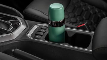nissan-navara-2024-30-112714 Không gian chứa đồ trong cabin Nissan Navara 2024 không có nhiều thay đổi so với phiên bản tiền nhiệm