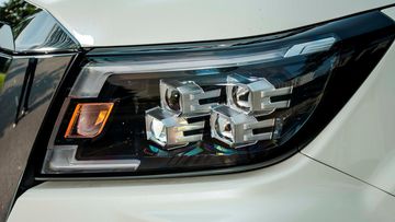 nissan-navara-2024-5-101259 Đèn pha Nissan Navara 2024 khá nổi bật với thiết kế đa thấu kính Quad-LED tích hợp đèn báo rẽ và đèn chiếu sáng ban ngày DRL