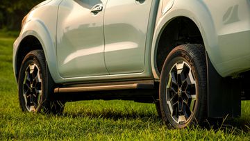 nissan-navara-2024-8-101337 Phiên bản Nissan Navara VL được trang bị bộ la-zăng hợp kim 18 inch lớn nhất và được sơn phay xước khá thời thượng
