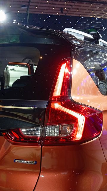 suzuki-xl7-hybrid-2024-16-010006 Đuôi xe Suzuki XL7 Hybrid 2024 nổi bật với cụm đèn hậu LED với độ họa uốn lượn ôm trọn lấy cột D quen thuộc