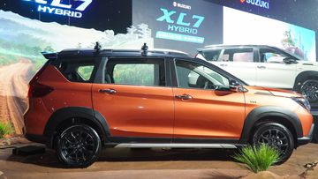suzuki-xl7-hybrid-2024-2-005834 Thân xe Suzuki XL7 Hybrid 2024 vẫn sử dụng khá nhiều đường gân vuông vức kết hợp cùng ốp cua bánh hầm hố