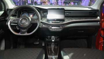 suzuki-xl7-hybrid-2024-29-010103 Khoang lái Suzuki XL7 Hybrid 2024 vẫn đủ rộng rãi và thông thoáng cho 7 người lớn