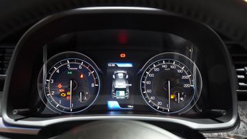 suzuki-xl7-hybrid-2024-37-010133 Suzuki XL7 Hybrid 2024 tiếp tục trang bị đồng hồ lái analog kết hợp cùng màn hình thông tin MID ở trung tâm