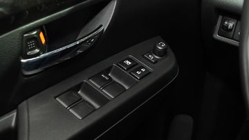 suzuki-xl7-hybrid-2024-39-005906 Tất cả cửa sổ Suzuki XL7 Hybrid 2024 đều trang bị chỉnh điện lên xuống tiện dụng