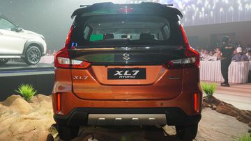 suzuki-xl7-hybrid-2024-4-005947 Đuôi xe Suzuki XL7 Hybrid 2024 vẫn giữ được vẻ hài hòa, cân đối từ phiên bản trước