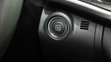 suzuki-xl7-hybrid-2024-40-010424 Suzuki XL7 Hybrid 2024 tiếp tục trang bị tính năng khởi động bằng nút bấm, kết hợp với chìa khóa thông minh Smartkey