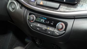 suzuki-xl7-hybrid-2024-43-010355 Suzuki XL7 Hybrid 2024 trang bị điều hòa tự động 1 vùng với cửa gió phía sau, giúp làm mát rất nhanh