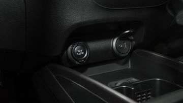 suzuki-xl7-hybrid-2024-44-010408 Cổng sạc trên Suzuki XL7 Hybrid 2024 cũng được trang bị tương tự phiên bản trước