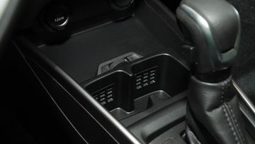 suzuki-xl7-hybrid-2024-45-010315 So với các đối thủ, Suzuki XL7 Hybrid 2024 vẫn thua kém về số lượng hộc chứa đồ