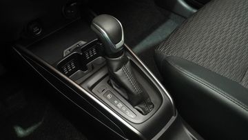 suzuki-xl7-hybrid-2024-46-010143 Suzuki XL7 Hybrid 2024 tiếp tục trang bị cần số gọn gàng với các bước gài số quen thuộc
