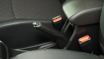 suzuki-xl7-hybrid-2024-48-010257 Bệ tì tay Suzuki XL7 Hybrid 2024 có kích thước nhỏ, gần như chỉ vừa cho một người sử dụng.