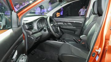 suzuki-xl7-hybrid-2024-49-010435 Ghế ngồi Suzuki XL7 Hybrid 2024 chỉ trang bị ghế ngồi bọc nỉ với phần viền da