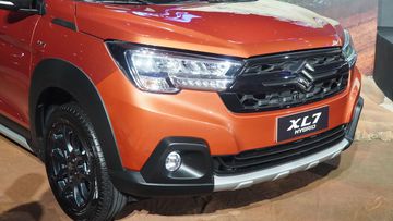 suzuki-xl7-hybrid-2024-5-005746 Mặt ca-lăng Suzuki XL7 Hybrid sơn đen thể thao hơn