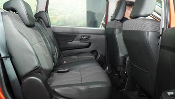suzuki-xl7-hybrid-2024-50-010447 Hàng ghế thứ hai Suzuki XL7 Hybrid 2024 có thể trượt lên/xuống và điều chỉnh góc ngả lưng, giúp người ngồi thoải mái hơn