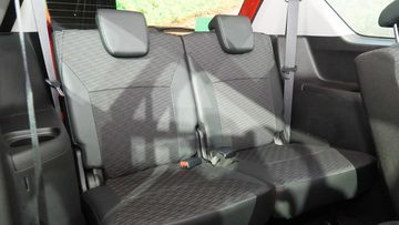 suzuki-xl7-hybrid-2024-54-010504 Hàng ghế thứ ba của Suzuki XL7 Hybrid 2024 dễ dàng điều chỉnh lưng ghế linh hoạt theo tỷ lệ 50:50