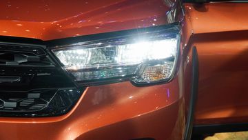 suzuki-xl7-hybrid-2024-8-005825 Suzuki XL7 Hybrid 2024 tiếp tục trang bị đèn pha Full-LED kết hợp chóa phản xạ