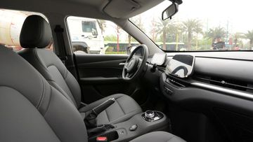 vinfast-vf-5-2024-21-003049 VinFast VF 5 2024 cũng không trang bị bệ tỳ tay của hàng ghế trước, phanh tay cơ cũng mất đi vẻ sang trọng của nội thất