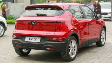 vinfast-vf-5-2024-5-002928 Đuôi xe VinFast VF 5 2024 tiếp tục phong cách tinh giản như đầu và thân xe