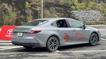 2e1b49e4ef7b5e25076a-172833 Đuôi xe Toyota Camry 2025 cũng có thiết kế kiểu cá mập đầu búa tương phản với phía trước